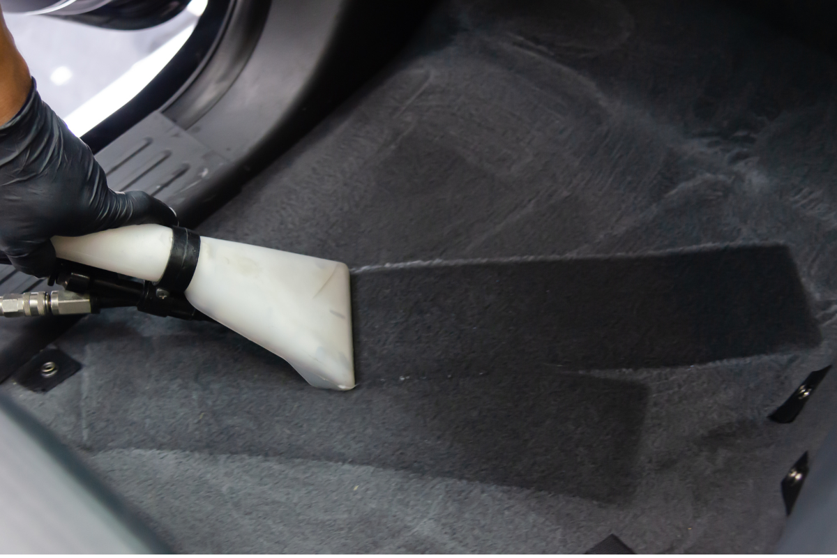 Using vinegar and water solution to remove salt stains from car carpet